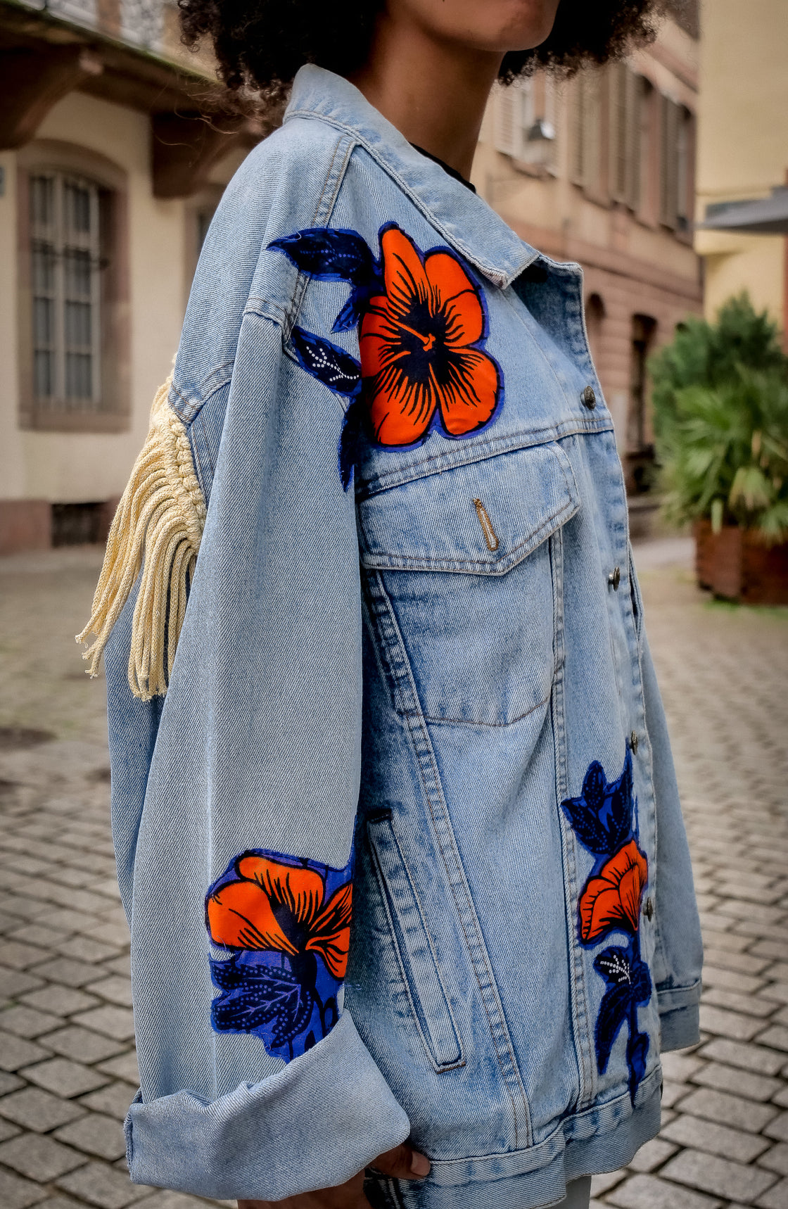 Veste en jean upcyclé - Hibiscus macramé écru