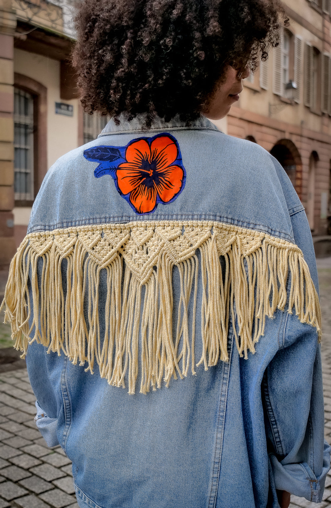 Veste en jean upcyclé - Hibiscus macramé écru