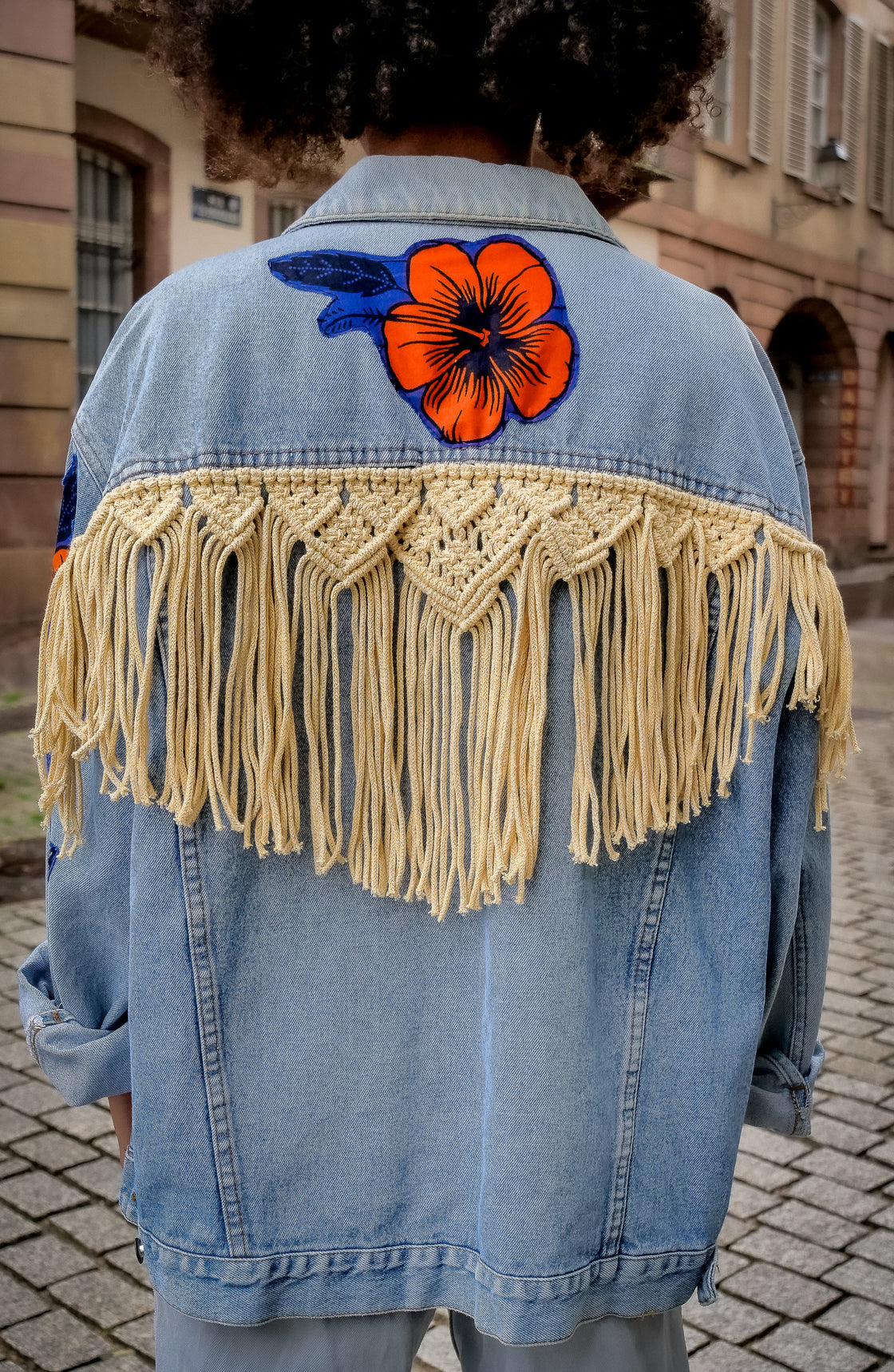 Veste en jean upcyclé - Hibiscus macramé écru