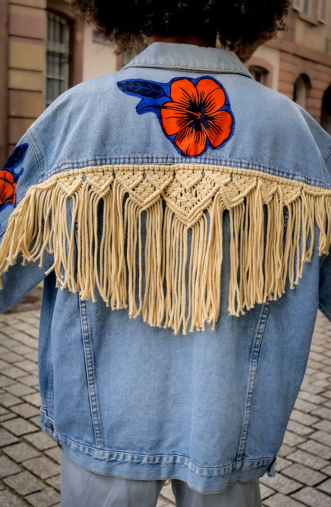 Veste en jean upcyclé - Hibiscus macramé écru