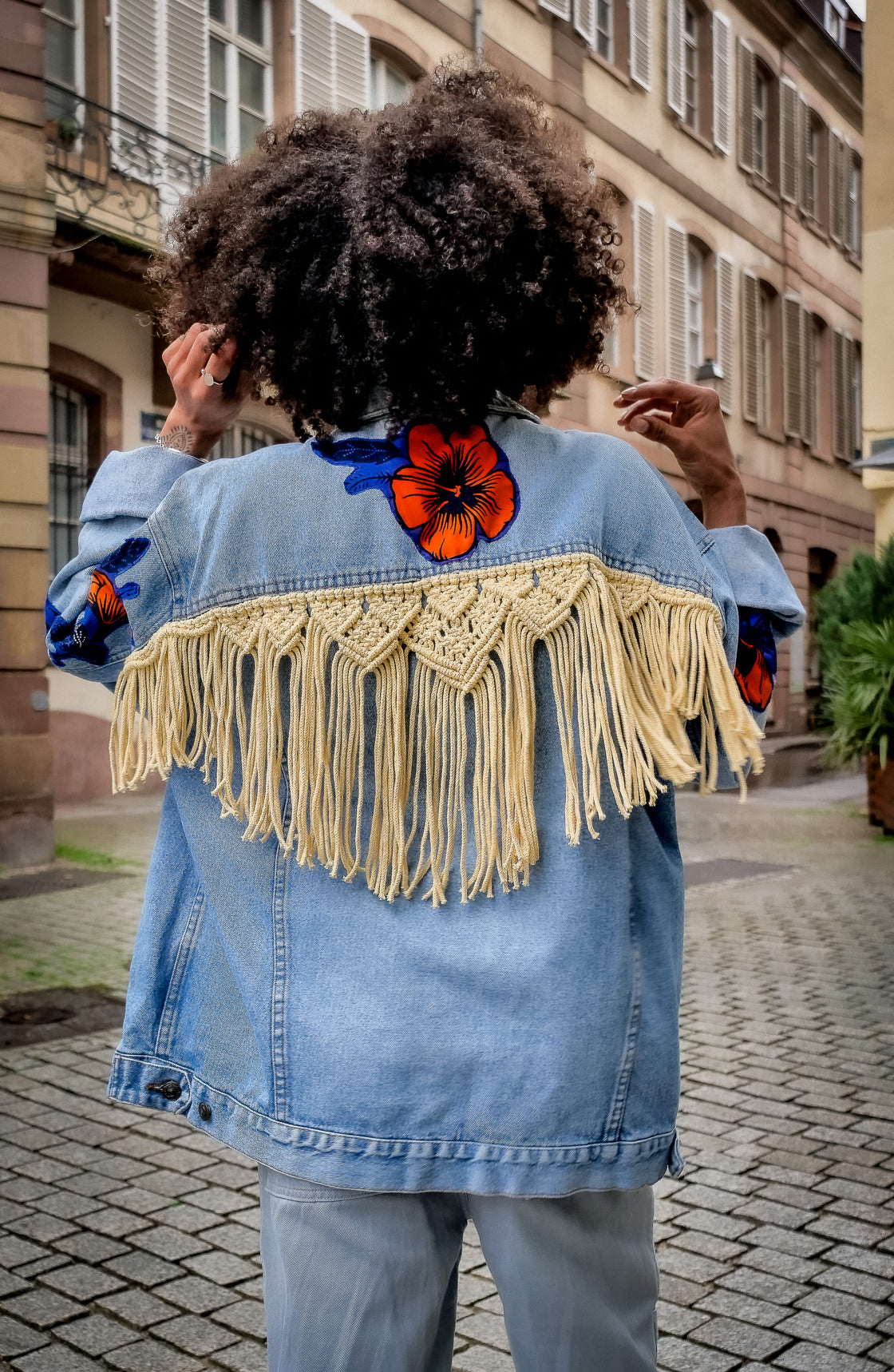 Veste en jean upcyclé - Hibiscus macramé écru