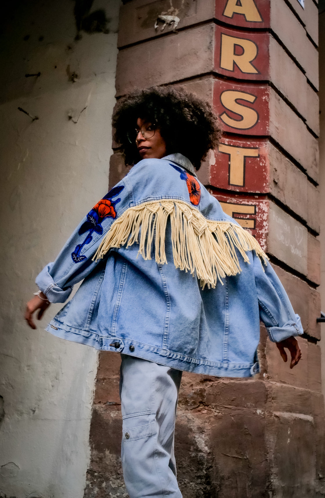 Veste en jean upcyclé - Hibiscus macramé écru