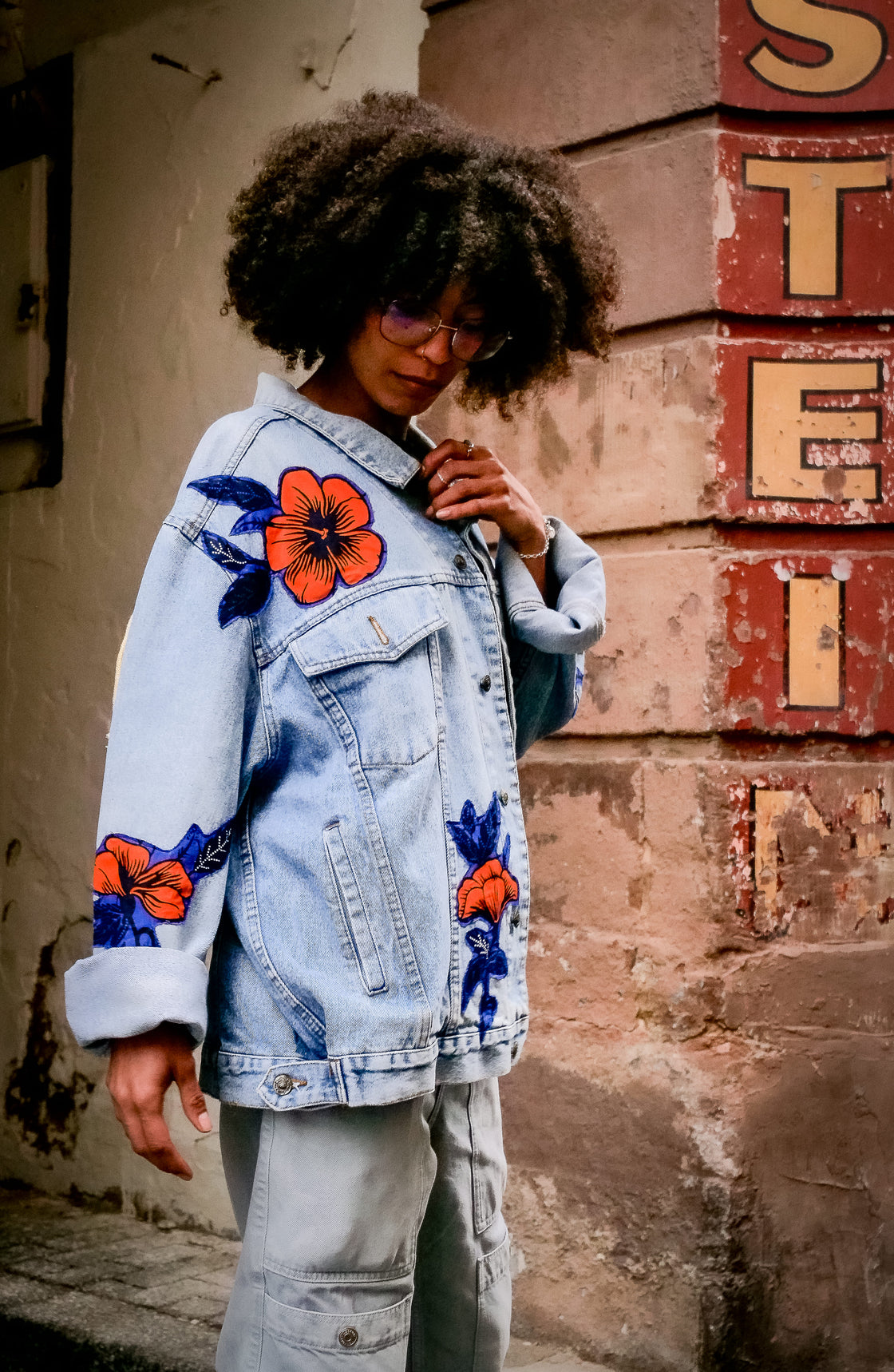 Veste en jean upcyclé - Hibiscus macramé écru