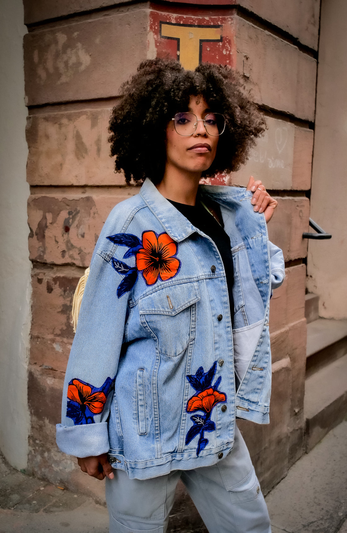 Veste en jean upcyclé - Hibiscus macramé écru