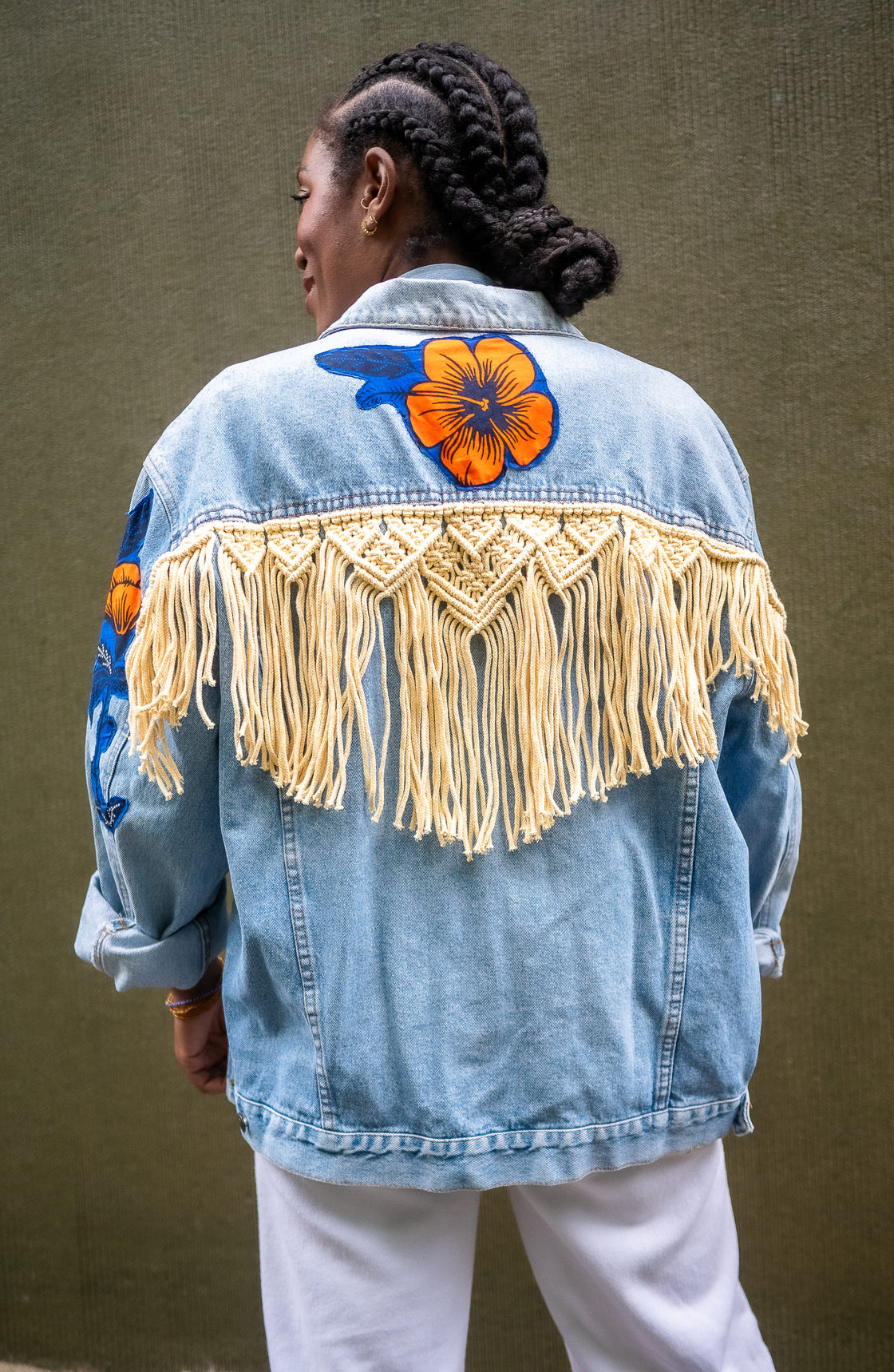 Veste en jean upcyclé - Hibiscus macramé écru