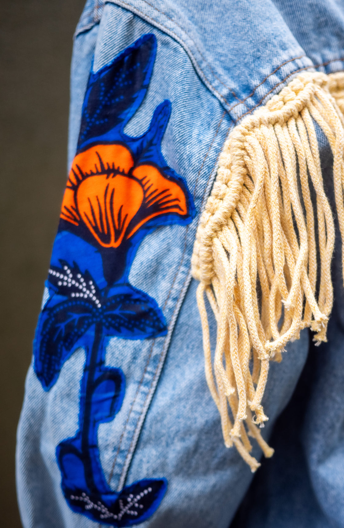 Veste en jean upcyclé - Hibiscus macramé écru