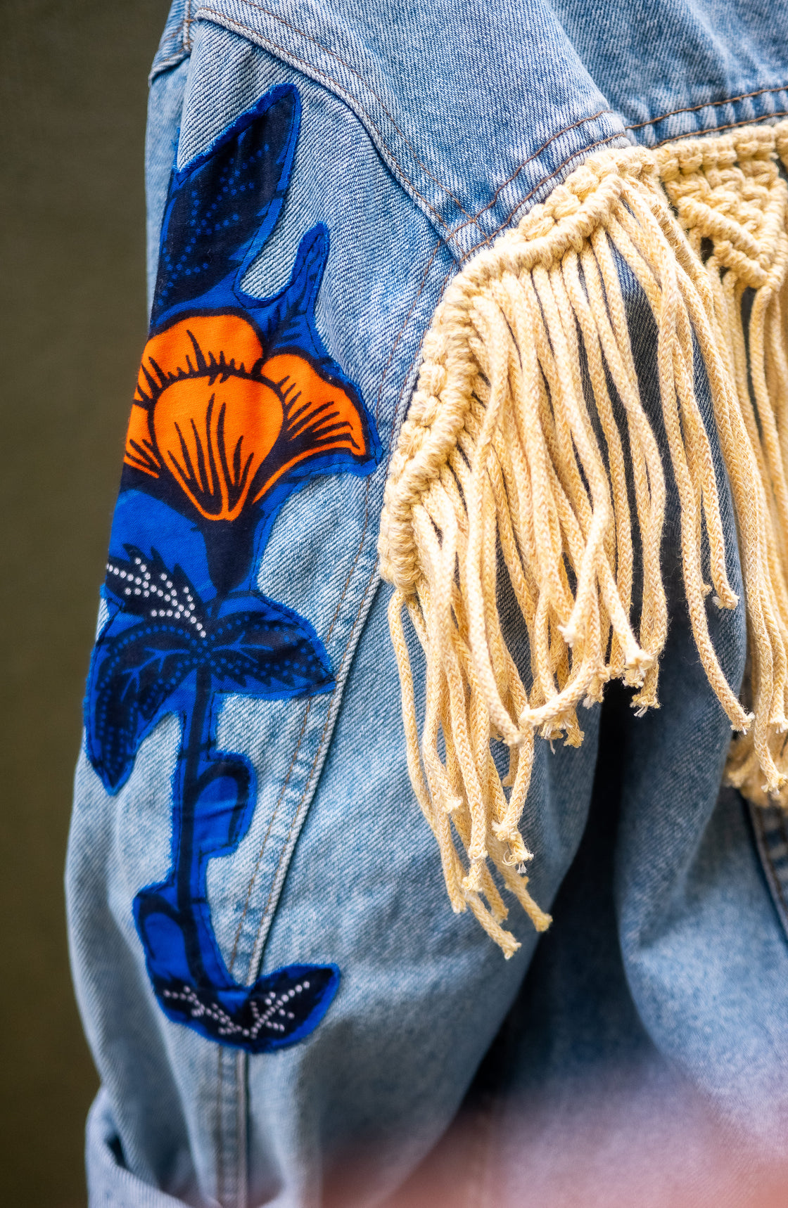 Veste en jean upcyclé - Hibiscus macramé écru